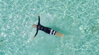 Traveler bisa menjelajah celah-celah tebing yang ada di Pantai Pinang atau berenang di air yang bening (My Trip My Adventure)
