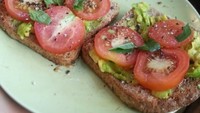 Ini toast dengan topping alpukat dan potongan tomat buatan Catriona khusus untuk Clint. Clint bahkan membuat tagar best girlfirend. So sweet! Foto: Instagram clintbondad