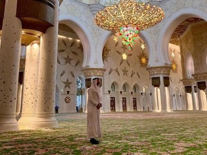 Pakai Gamis, Sergio Ramos Masuk Masjid Terindah Sedunia