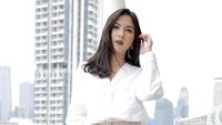 Jessica tampil menawan dengan blouse putih dan celana khaki.
