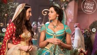 Jasmine (Naomi Scott) bersama asisten dan juga sahabatnya, Dalia yang diperankan oleh Nasim Pedrad. Dok. Disney