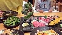 Bersama sang putra, Renata terlihat asyik menikmati santapan sushi dan sashimi segar lengkap dengan edamame. Foto: Instagram @renata711