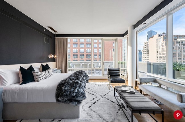 Jendela besar di kamar tidur utama untuk mendapatkan pencahayaan alami. Terlihat pula pemandangan gedung dari luar. Foto: Dok. People/Stribling & Associates