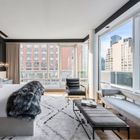 Jendela besar di kamar tidur utama untuk mendapatkan pencahayaan alami. Terlihat pula pemandangan gedung dari luar. Foto: Dok. People/Stribling & Associates