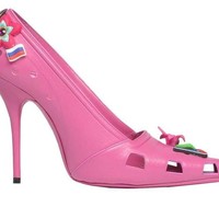 Balenciaga mencoba membuat Crocs kembali berjaya dengan merilis Crocs heels yang juga terinspirasi Barbie. Foto: Ist, Getty Images