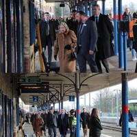 Didampingi pengawal pribadi, Ratu 92 tahun itu berangkat dari Stasiun King’s Cross di London dan berbaur dengan traveler lainnya. Daily Mail mengabarkan, Ratu Elizabeth duduk di kereta kelas satu yang membawanya menuju Stasiun King’s Lynn di Norfolk.  Foto: Instagram/@hm.queenelizabeth