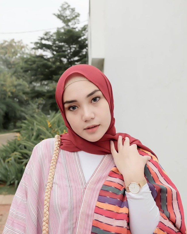 Tak hanya tampil stylish, Ranie juga terlihat tetap segar dengan pemilihan make up yang tepat. Ia hanya perlu menegaskan alisnya, memakai blush on, serta memakai eyeliner bawah agar tetap segar. Foto: Instagram/RanieKarlina