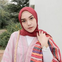 Tak hanya tampil stylish, Ranie juga terlihat tetap segar dengan pemilihan make up yang tepat. Ia hanya perlu menegaskan alisnya, memakai blush on, serta memakai eyeliner bawah agar tetap segar. Foto: Instagram/RanieKarlina