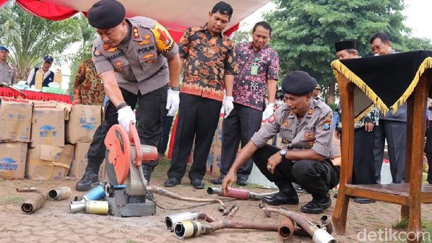 Kapolres Tuban potong knalpot brong/