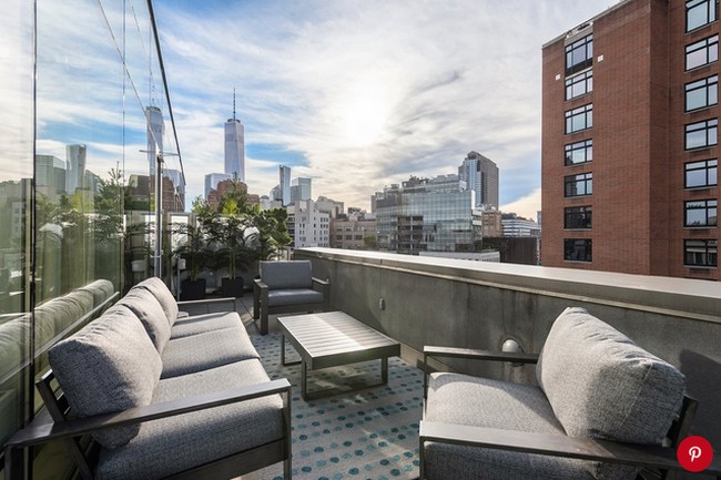 Bagian terasnya cukup luas, dilengkapi dengan meja kayu panjang dan beberapa kursi yang cocok dijadikan sebagai tempat santai keluarga. Foto: Dok. People/Stribling & Associates