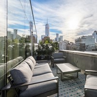 Bagian terasnya cukup luas, dilengkapi dengan meja kayu panjang dan beberapa kursi yang cocok dijadikan sebagai tempat santai keluarga. Foto: Dok. People/Stribling & Associates