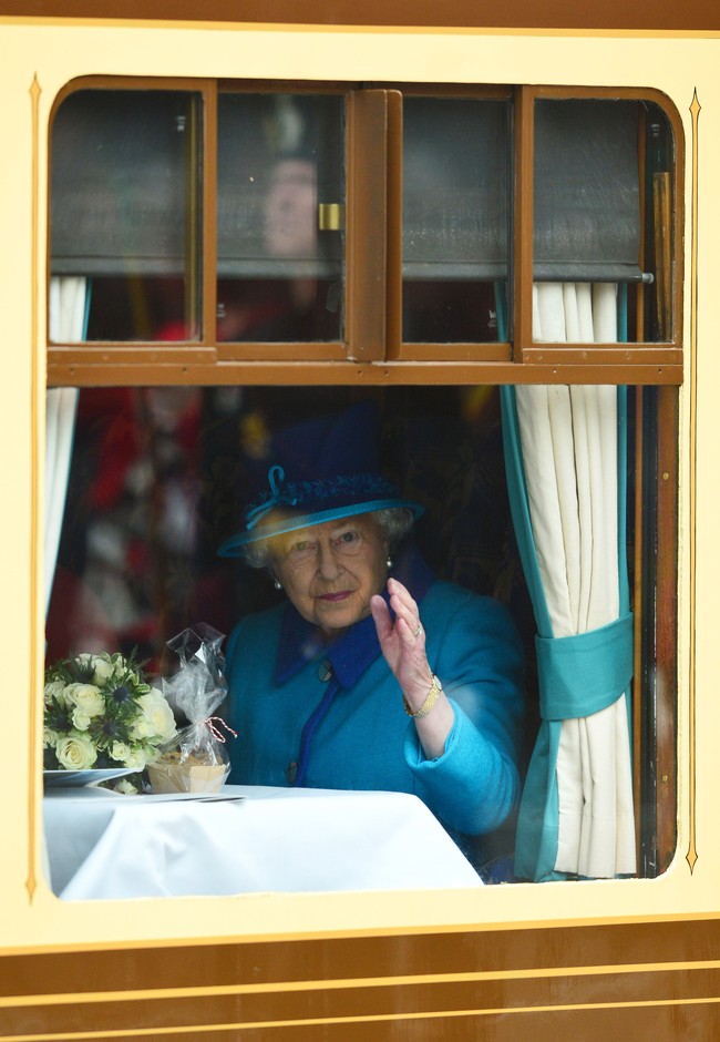 Ratu Elizabeth II juga beberapa kali menghadiri peresmian kereta publik di Inggris. Dalam kesempatan tersebut, sang Ratu juga sempat menyicipi fasilitas itu. Foto: Getty Images