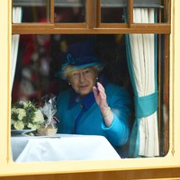 Ratu Elizabeth II juga beberapa kali menghadiri peresmian kereta publik di Inggris. Dalam kesempatan tersebut, sang Ratu juga sempat menyicipi fasilitas itu. Foto: Getty Images
