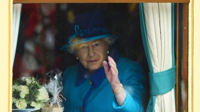 Foto: Saat Ratu Elizabeth II Mudik Natal Pakai Transportasi Umum