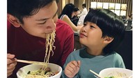 Sama-sama hobi makan mie, Randy dan sang adik kompak menyantap semangkuk mie di sebuah restoran. Foto: Instagram @randymartinnn
