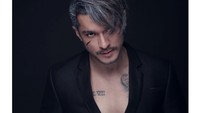 Pemilik nama lengkap Mohammad Suhaemi Bin Ali Dad Khan ini baru saja membintangi film Dread Out. Ia sukses menampilkan kesan pria yang keren. Foto: instagram @millerkhan