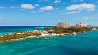 Bahama merupakan negara kepulauan yang terkenal dengan keindahan pantai-pantainya. Uniknya, di sana ada babi-babi yang pandai berenang di pantai (iStock)