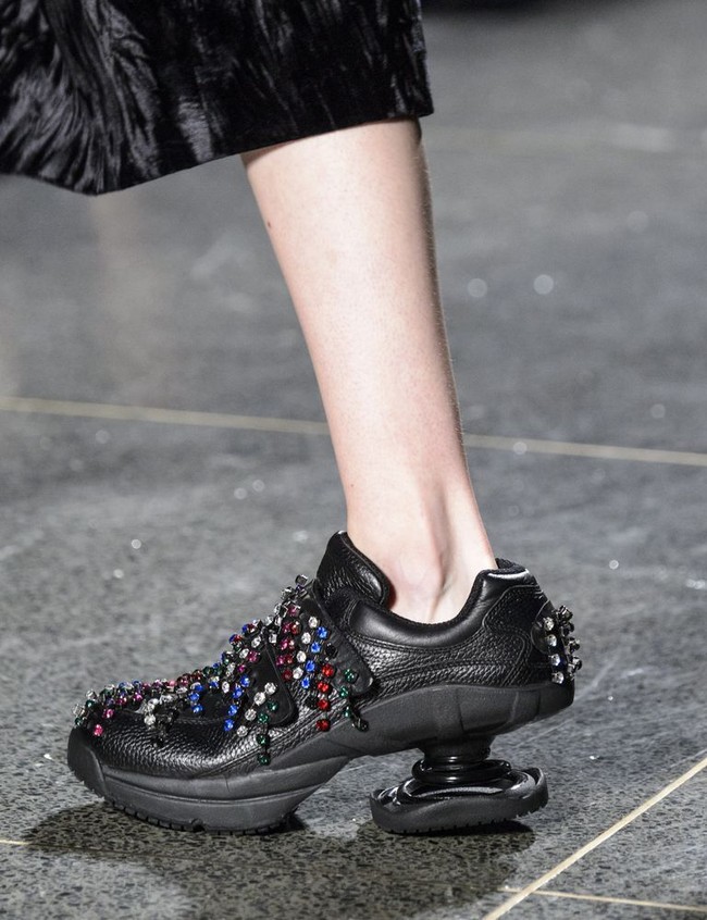 Christopher Kane menawarkan tren ugly shoes ke tingkat yang lebih tinggi dengan menciptakan sepatu ortopedi. Bahkan dia berkolaborasi dengan brand sepatu ortopedi Z-Coil. Foto: Ist, Getty Images