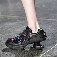 Christopher Kane menawarkan tren ugly shoes ke tingkat yang lebih tinggi dengan menciptakan sepatu ortopedi. Bahkan dia berkolaborasi dengan brand sepatu ortopedi Z-Coil. Foto: Ist, Getty Images