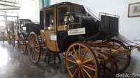 Semua kereta Keraton Yogyakarta ada di museum ini. Ingat royal wedding keraton tidak? Nah, semua pawai kereta itu berasal dari sini lho (Fitraya/detikTravel)
