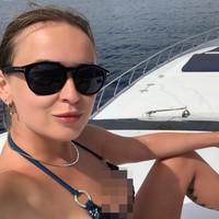 Anastasiya Kot memiliki kehidupan yang nyaman dan kerap dibagikan di Instagramnya. Ia kerap jalan-jalan mengarungi samudra dengan yacht pribadi, dan dikenal sebagai rich kids of Russia. Foto: Instagram