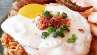 Lauknya komplet. Ayam goreng, telor ceplok dan kerupuk udang. Bikin mie goreng makin enak. Foto: Instagram @thedivaeatsprada