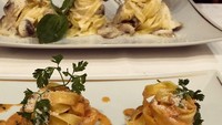 Jalan-jalan ke Paris, istri Ananda Mikola ini temukan restoran bermenu Italia enak. Ada pasta dengan saus creamy yang menggoda. Nyamm! Foto: Instagram marcella.zalianty