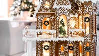 Untuk pilihan klasik, gingerbread house bisa tampil polos dengan icing warna putih saja. Kesan ‘winter’ yang identik dengan Natal pun makin terasa. Foto: Instagram sonja_ols