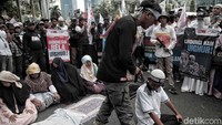 Mereka menunjukkan aksi kekerasan yang diduga dilakukan pemerintah China terhadap muslim Uighur.
