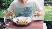Aktor berusia 20 tahun ini gemar sekali menyantap pempek. Apalagi jika pemek disiram dengan kuah cuko yang pedas segar. Foto: Instagram @randymartinnn