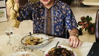 Ahok memiliki tiga adik yang kini sibuk berkarir di bidang masing-masing. Adik terakhirnya yakni Harry yang memilih bekerja di dunia perhotelan dan pariwisata.