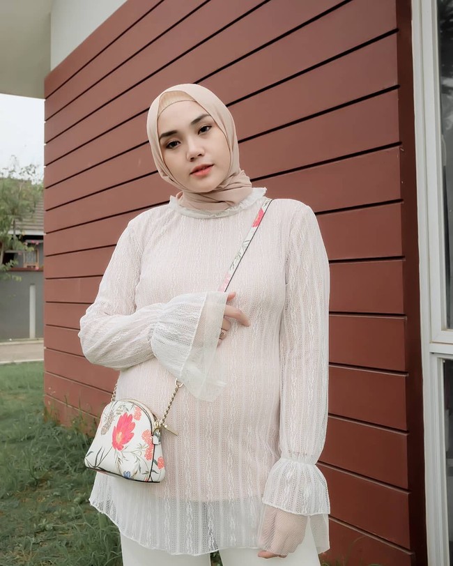 Begitupun dengan pilihan atasannya. Ranie memilih busana yang loose dengan bagian perut yang longgar. Tak jarang ia memilih detail pita di bagian perutnya sehingga terlihat imut. Foto: Instagram/RanieKarlina