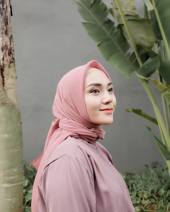 Untuk hijab, tampaknya Ranie mengutamakan kenyamanan. Ia terlihat sering mengenakan hijab segi empat polos berbahan voile yang ringan dipakai sehari-hari. Foto: Instagram/RanieKarlina