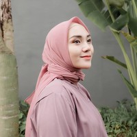 Untuk hijab, tampaknya Ranie mengutamakan kenyamanan. Ia terlihat sering mengenakan hijab segi empat polos berbahan voile yang ringan dipakai sehari-hari. Foto: Instagram/RanieKarlina