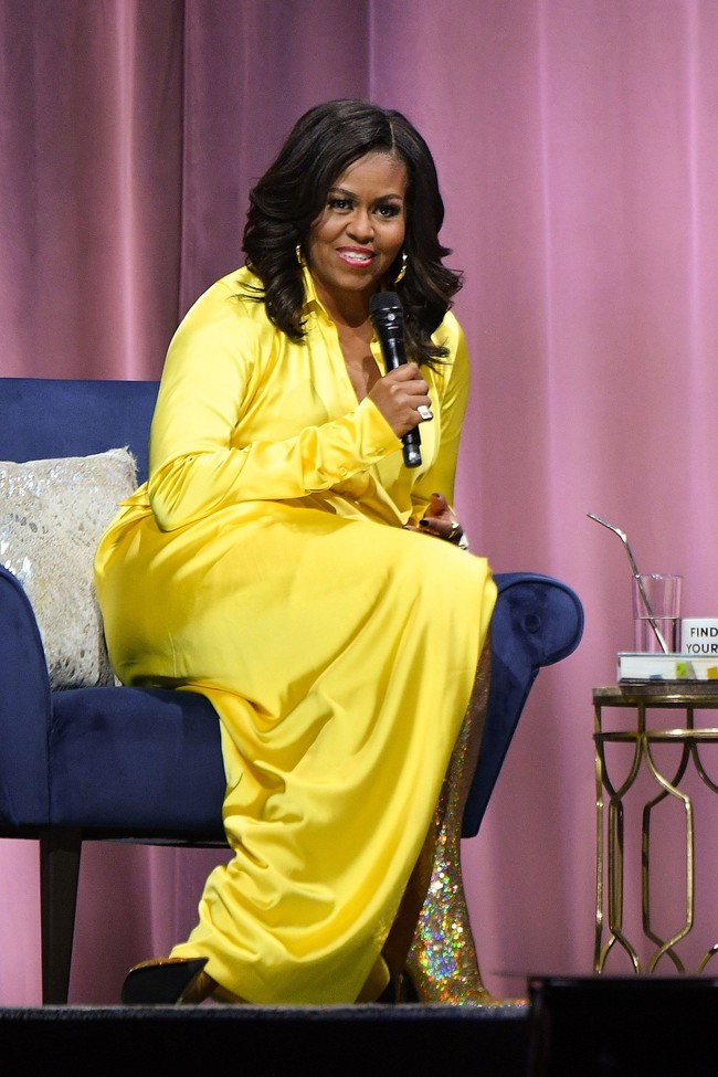 Michelle Obama sebagai Ibu Negara dikenal dengan gayanya yang selalu tampil fashionable dibalut rancangan desainer AS. Pilihan yang fashionable pun berlanjut ketika ia memilih boots Balenciaga yang membuat gayanya makin standout ketika diwawancara oleh Sarah Jessica Parker. Foto: Dia Dipasupil/Getty Images