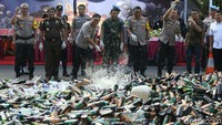 Ribuan botol miras itu merupakan bagian dari barang bukti yang disita polisi selama Operasi Pekat Jaya pada 26 November-19 Desember 2018.