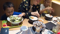 Kakak Olivia Zalianty ini begitu bahagia bisa makan malam bareng dua jagoannya. Kali ini hidangan khas Jepang jadi pilihan mereka. Foto: Instagram marcella.zalianty