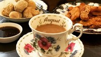 Mengunggah foto camilan, Mayangsari terlihat sedang menikmati secangkir kopi, pisang goreng dan pempek. Enak ya dinikmati saat sore hari. Foto: Instagram@mayangsaritrihatmodjoreal