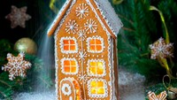 Biasanya gingerbread house dihias anak-anak dengan bantuan orang tua. Bagi pemula, gingerbread house mungil bisa jadi pilihan. Foto: Instagram saharisha