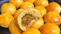 Klasik tapi tidak pernah kehilanggan penggemarnya. Kue nastar biasanya diisi dengan selai nanas yang manis legit seperti buatan @cynthiahali. Foto: Instagram
