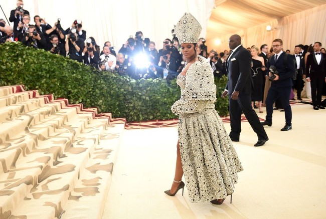 Salah satu penampilan Rihanna yang jadi sensasi di tahun ini adalah busana yang ia kenakan saat menghadiri Met Gala yang bertema Heavenly Bodies: Fashion and the Catholic Imagination. Riri bergaya ala Paus dalam busana rancangan Maison Margiela couture. Foto: Getty Images