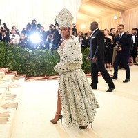 Salah satu penampilan Rihanna yang jadi sensasi di tahun ini adalah busana yang ia kenakan saat menghadiri Met Gala yang bertema Heavenly Bodies: Fashion and the Catholic Imagination. Riri bergaya ala Paus dalam busana rancangan Maison Margiela couture. Foto: Getty Images