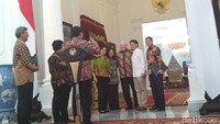 Hadir dalam pengumuman ini, Menteri Energi dan Sumber Daya Mineral (ESDM), Menteri Keuangan Sri Mulyani, Menteri Badan Usaha Milik Negara (BUMN) Rini Soemarno, Menteri Lingkungan Hidup dan Kehutanan (LHK) Siti Nurbaya, Direktur Utama Inalum Budi Gunadi Sadikin, CEO Freeport McMoRan Richard Adkerson. Foto: Hendra Kusuma