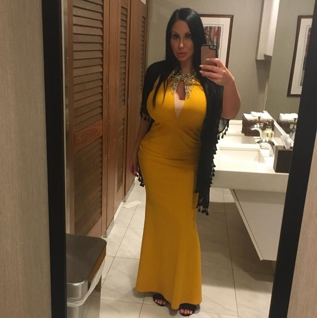 Sybil Stallone baru berusia 20 tahun ketika ia memiliki keinginan untuk memulai perjalanan operasi plastiknya. Secara total ia telah menghabiskan £ 399 ribu atau sekitar Rp 7,4 miliar.Foto: Instagram