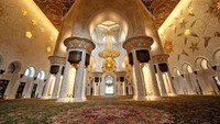 Karpet di dalamnya berasal dari Iran yang bahannya terbuat dari wol asli Selandia Baru. Menara-menara masjidnya ala menara-menara bangunan Mesir dan Turki. Lampu gantung di ruangan salatnya yang seberat dua ton dan disebut sebagai lampu gantung terbesar di dunia adalah buatan Jerman. Lampu gantungnya pun dihiasi oleh 40 juta kristal swarovski (istock)