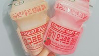 Pernah coba Yakult yogurt jelly? Kemasannya tidak hanya lucu tapi juga punya rasa yang menyegarkan. Potongan jelly yang berbentuk seperti Yakult ini tiga rasa yaitu original, apel dan strawberry. Foto: Istimewa