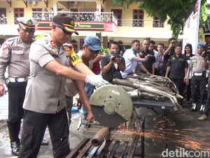Selain Miras, Polres Lumajang juga Musnahkan Puluhan Knalpot Brong