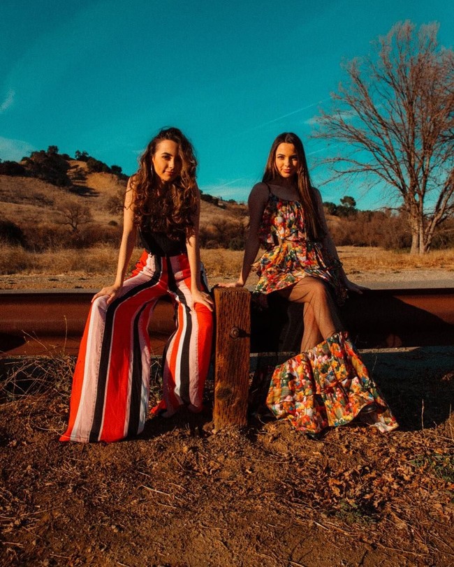 Kembar Merell populer di YouTube dengan berbagai video hiburan seperti challenge, mencoba produk aneh, bernyanyi hingga video lelucon. Video-video tersebut disukai di YouTube terbukti salah satu video berjudul Its Valentine Day Song ditonton lebih dari 11 juta kali. Foto: Instagram