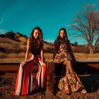 Kembar Merell populer di YouTube dengan berbagai video hiburan seperti challenge, mencoba produk aneh, bernyanyi hingga video lelucon. Video-video tersebut disukai di YouTube terbukti salah satu video berjudul Its Valentine Day Song ditonton lebih dari 11 juta kali. Foto: Instagram