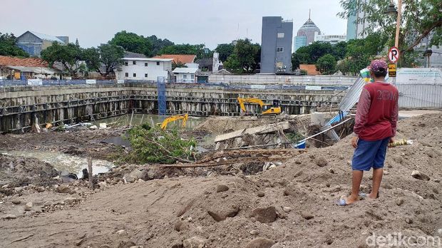 Kebut Recovery, Jalan Gubeng Dipenuhi Sirtu dan Alat Berat